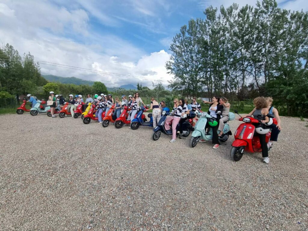 group tour taking a break onlocation scooter la spezia service Vesparun
