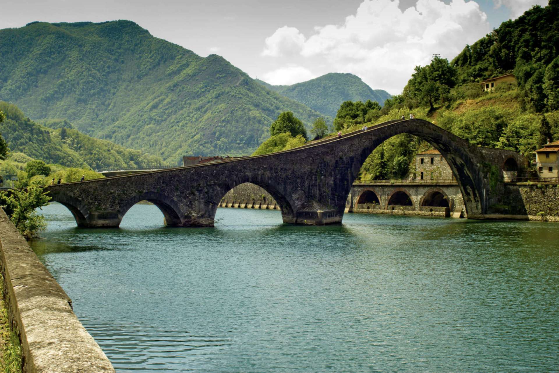 ponte del diavolo devil's bridge in tuscany on vesprun scooters